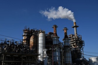 Các nhà máy lọc dầu toàn cầu 'hụt hơi' đáp ứng nhu cầu