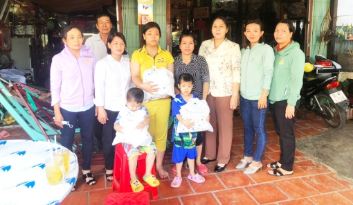 Châu Phú: Trao 49 phần quà cho trẻ mồ côi cha, mẹ do dịch COVID-19