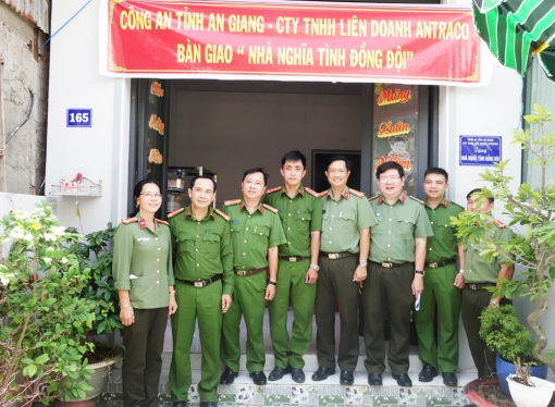 Công an An Giang trao 5 căn nhà “Nghĩa tình đồng đội” cho cán bộ, chiến sĩ