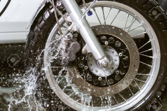6 mẹo hay bảo vệ xe máy trong mùa mưa ngập