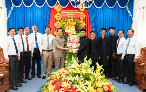 Bí Thư Tỉnh ủy An Giang Lê Hồng Quang thăm, chúc mừng Đại lễ Tam hợp, kỷ niệm 155 năm Ngày khai sáng Đạo Tứ Ân Hiếu Nghĩa