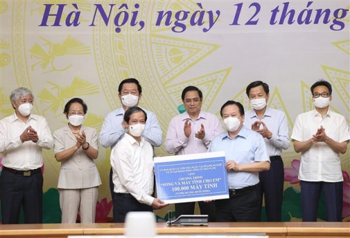 Chương trình ‘Sóng và máy tính cho em’ đã phân bổ, bàn giao hơn 92.600 máy tính cho 21 tỉnh, thành phố