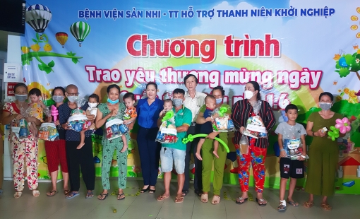 Trao tặng quà cho các bệnh nhi tại Bệnh viện Sản- Nhi An Giang