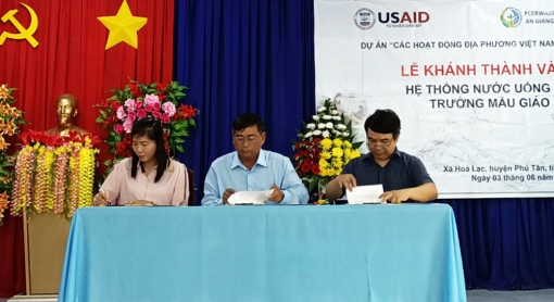 Khánh thành và bàn giao hệ thống nước uống học đường ở xã Hòa Lạc