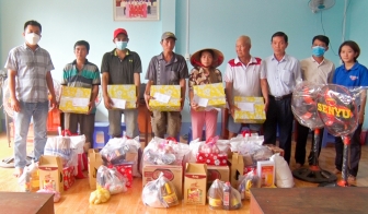 Hỗ trợ các hộ bị hoả hoạn ở thị trấn Tri Tôn