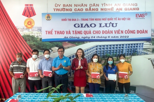 Khối Thi đua số 3 tổ chức tặng quà cho đoàn viên, công nhân, viên chức, người lao động