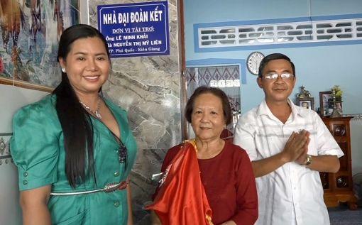 Trao hai căn nhà Đại đoàn kết cho hộ khó khăn về nhà ở thị trấn Chợ Mới