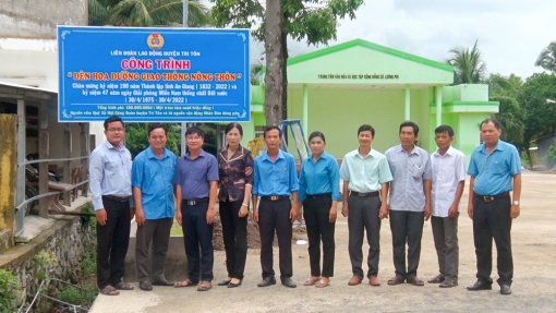 Tri Tôn xây dựng đèn hoa trên đường giao thông nông thôn