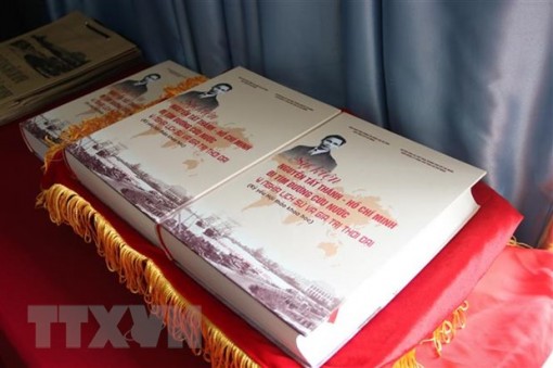 Dâng hương tưởng niệm 111 năm ngày Bác Hồ ra đi tìm đường cứu nước