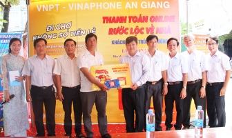 VNPT An Giang trao giải 1 cây vàng SJC 9999 cho khách hàng trúng thưởng và tổ chức Chương trình thanh toán không dùng tiền mặt tại chợ Châu Đốc