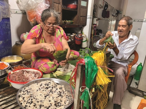 Bán bánh ú nuôi con ăn học thành tài