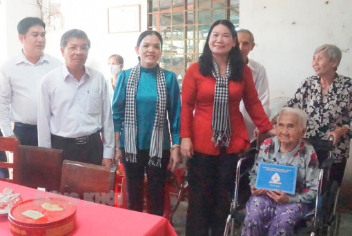 Bến Tre: Thăm hỏi, tặng quà cho hậu duệ cụ Đồ Chiểu