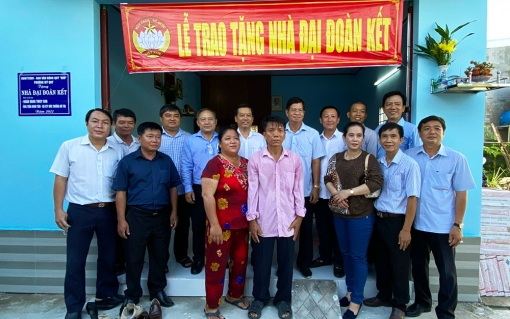 Trao nhà Đại đoàn kết cho hộ khó khăn phường Mỹ Quý
