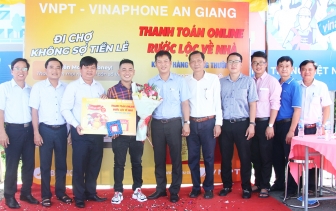 VNPT An Giang trao giải 1 cây vàng SJC 9999 cho khách hàng trúng thưởng và tổ chức Chương trình thanh toán không dùng tiền mặt tại TP. Long Xuyên
