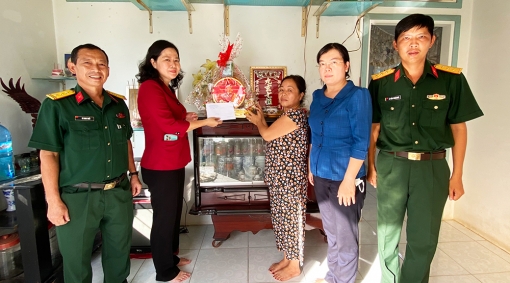 Thăm, tặng quà các gia đình liệt sĩ  nhân kỷ niệm 60 năm Ngày Truyền thống lực lượng vũ trang TP. Long Xuyên