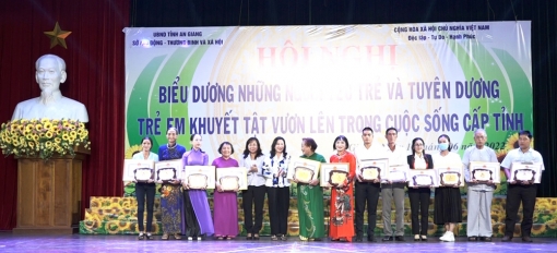 An Giang biểu dương những người yêu trẻ và tuyên dương trẻ em khuyết tật vươn lên trong cuộc sống cấp tỉnh năm 2022
