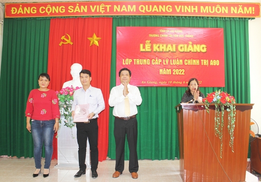 Trường Chính trị Tôn Đức Thắng khai giảng lớp Trung cấp lý luận chính trị A90