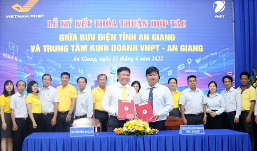 VNPT An Giang ký kết hợp tác kinh doanh sản phẩm dịch vụ viễn thông- công nghệ thông tin với Bưu điện An Giang