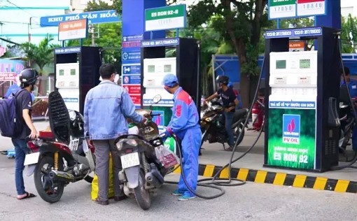 Xăng tăng giá lên mức chưa từng có 32.000 đồng/lít
