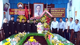 Huyện ủy, HĐND, UBND, UBMTTQVN huyện Phú Tân chúc mừng Ngày khai sáng đạo Phật giáo Hòa Hảo