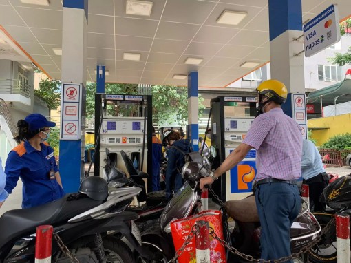 Giá xăng tăng tới hơn 2.600 đồng/lít, cú sốc chưa từng có