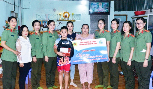 Hội Phụ nữ Công an An Giang ra mắt Chương trình “Mẹ đỡ đầu” hỗ trợ, chăm sóc, nuôi dưỡng trẻ mồ côi