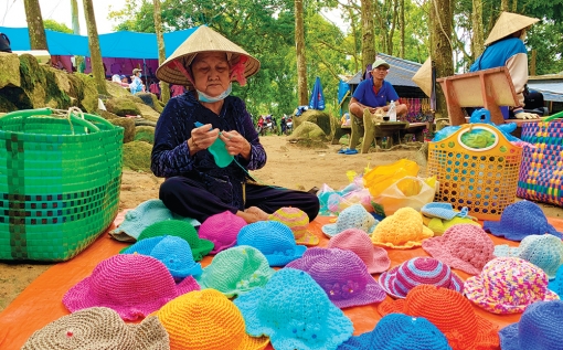Tuổi già tần tảo mưu sinh