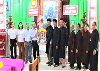 Thành ủy, UBND TP. Châu Đốc thăm, chúc mừng Ngày khai sáng Phật giáo Hòa hảo