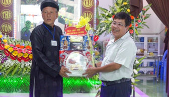 Thị ủy Tân Châu thăm, tặng quà Ban Trị sự PGHH các phường trên địa bàn