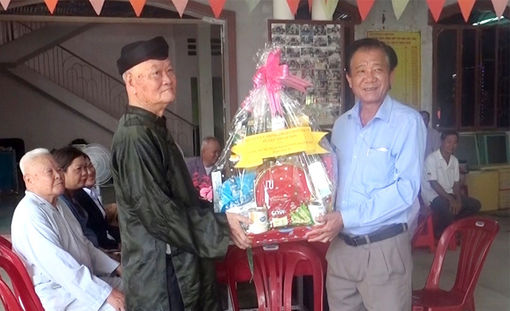 Huyện ủy, HĐND, UBND, UBMTTQVN huyện Thoại Sơn thăm, chúc mừng Đại lễ 18/5 khai sáng đạo Phật giáo Hòa Hảo