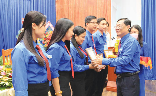 Tuổi trẻ Long Xuyên góp sức xây dựng quê hương