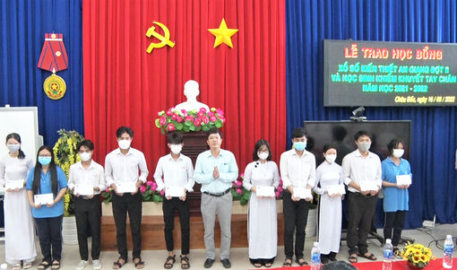 166 học sinh nghèo, khiếm khuyết ở TP. Châu Đốc nhận học bổng Xổ số Kiến thiết An Giang