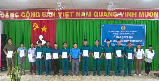 Liên đoàn Lao động huyện Tri Tôn kết nạp đoàn viên công đoàn mở rộng xã, thị trấn
