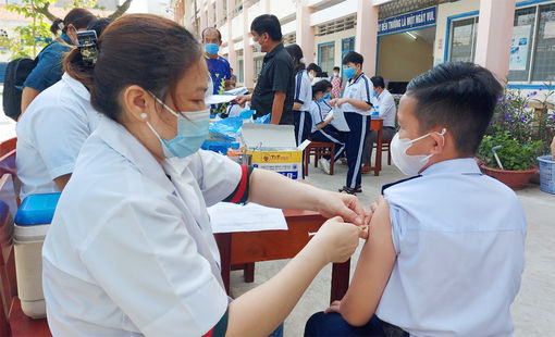 Tiêm vaccine phòng COVID-19 mũi tăng cường là biện pháp phòng bệnh hàng đầu trước nguy cơ dịch COVID-19 có thể bùng phát trở lại