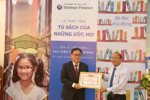 Trao “Tủ sách của những ước mơ” cho Thư viện An Giang