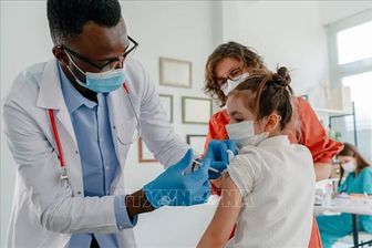 CDC Mỹ khuyến nghị tiêm vaccine phòng COVID-19 cho trẻ từ 6 tháng tuổi