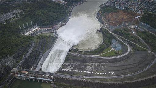 13 giờ ngày 19/6, Thủy điện Hòa Bình đóng cửa xả đáy cuối cùng