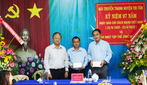 Lãnh đạo huyện Tri Tôn chúc mừng Ngày Báo chí Cách mạng Việt Nam