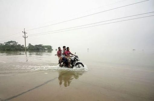 Mưa lũ khủng khiếp ở Ấn Độ, Bangladesh, nhấn chìm cả sân bay
