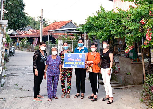 Thắp sáng đường quê vùng biên