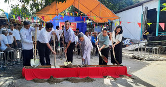 Khởi công xây dựng đường láng nhựa khu dân cư xã Phú Hưng
