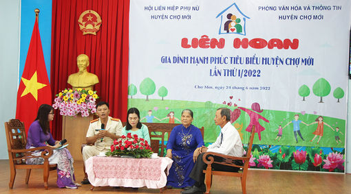 Tôn vinh 37 hộ gia đình hạnh phúc tiêu biểu ở Chợ Mới