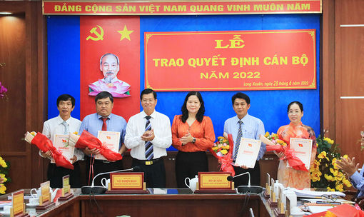 Thành ủy Long Xuyên trao quyết định công tác cán bộ