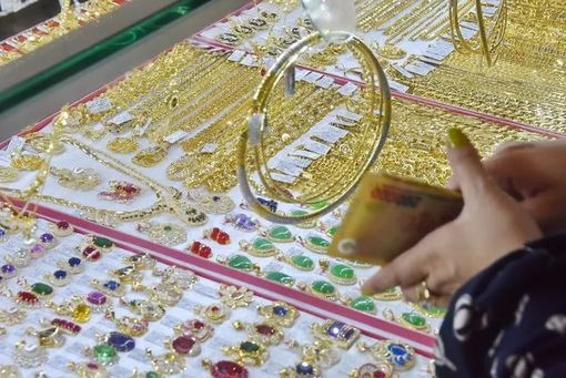 Giá vàng hôm nay 29-6: Bị chèn ép trước sức mạnh của USD
