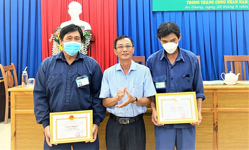 Khen thưởng đột xuất nhiều công nhân Công ty Cổ phần Môi trường đô thị An Giang có nghĩa cử đẹp