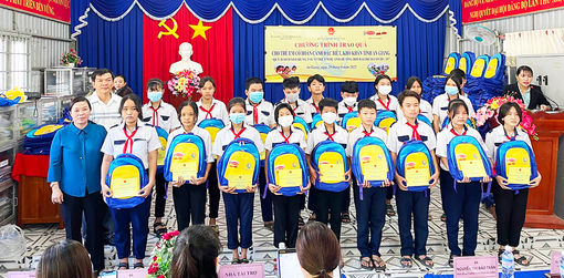 Trao 150 phần quà cho trẻ mồ côi và trẻ có hoàn cảnh khó khăn ở Châu Phú do COVID-19
