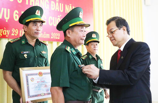 Trao quyết định chuẩn y Phó Bí thư, Ủy viên Ban Thường vụ Đảng ủy Bộ đội Biên phòng An Giang