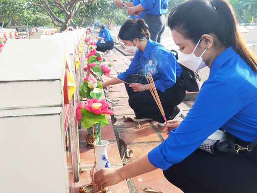 Vệ sinh và thay hoa, lọ hoa ở các phần mộ tại Nghĩa trang Liệt sĩ An Giang