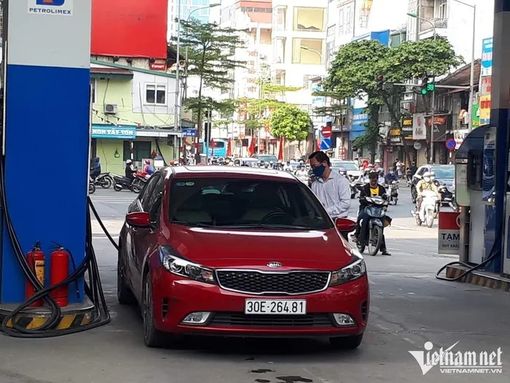 Từ 15h hôm nay (1/7), các doanh nghiệp đồng loạt điều chỉnh giá xăng dầu trong nước, trong đó giá xăng dầu chỉ giảm nhẹ.
