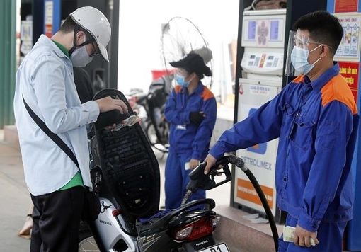 Giá xăng giảm nhỏ giọt, nhiều người tiêu dùng thất vọng